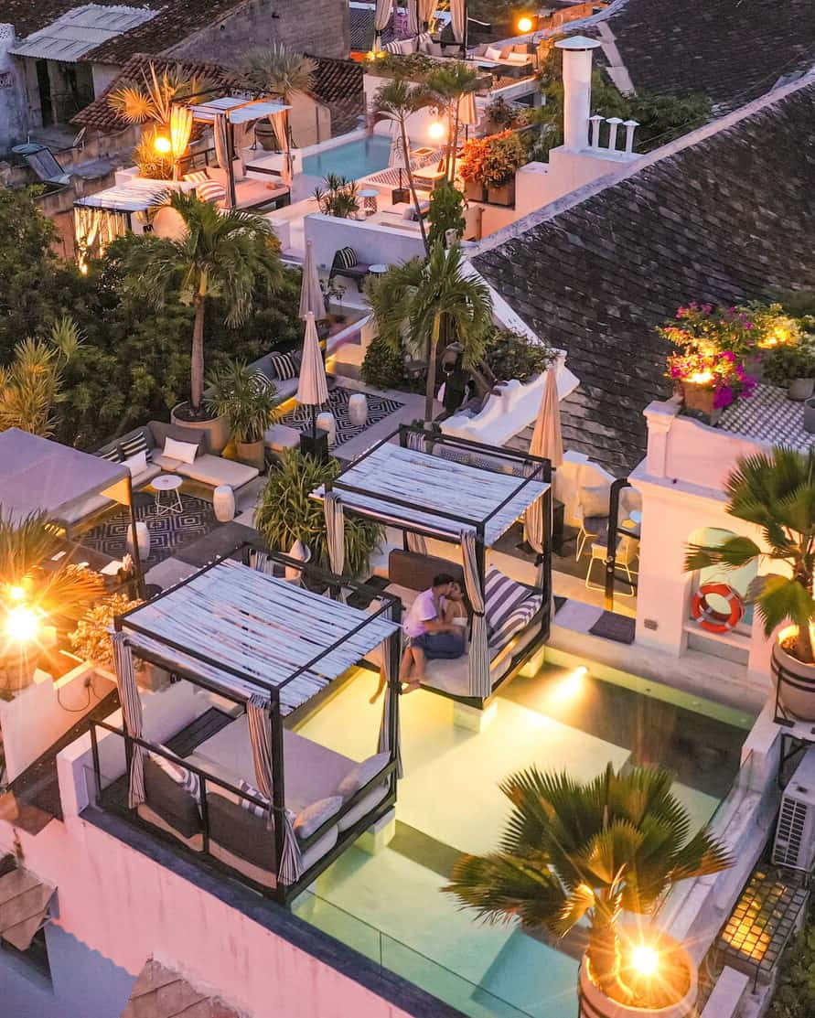 Rooftop con piscina y bar en Cartagena de Indias del hotel boutique Casa Lola.